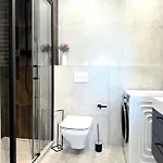 Apartment Madalinskiego 25 - Balcony & Lift - 700m Main Station *