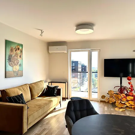 Apartment Madalinskiego 25 - Balcony & Lift - 700m Main Station *