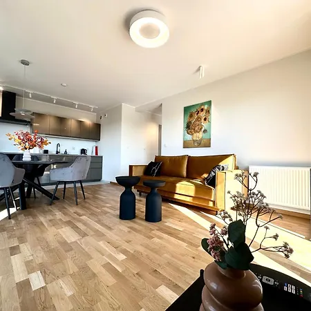 Apartment Madalinskiego 25 - Balcony & Lift - 700m Main Station