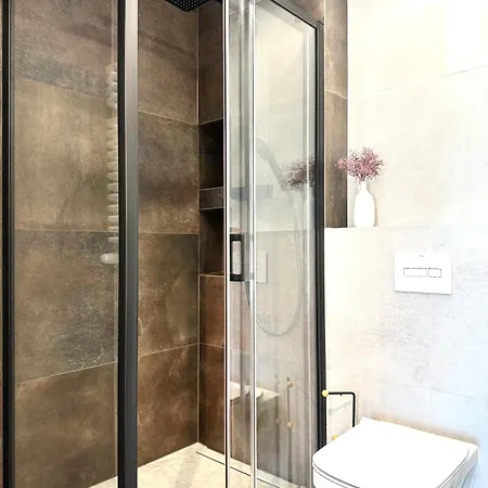 Madalinskiego 25 - Balcony & Lift - 700m Main Station Apartment *