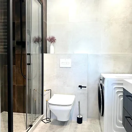 Apartment Madalinskiego 25 - Balcony & Lift - 700m Main Station *