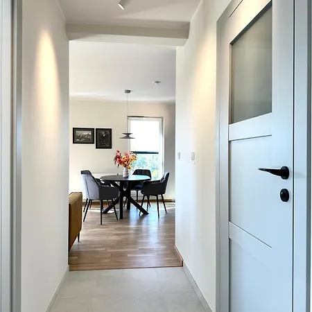 Apartment Madalinskiego 25 - Balcony & Lift - 700m Main Station