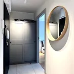 Apartment Madalinskiego 25 - Balcony & Lift - 700m Main Station *