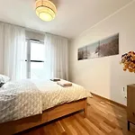 Apartment Madalinskiego 25 - Balcony & Lift - 700m Main Station Wroclaw